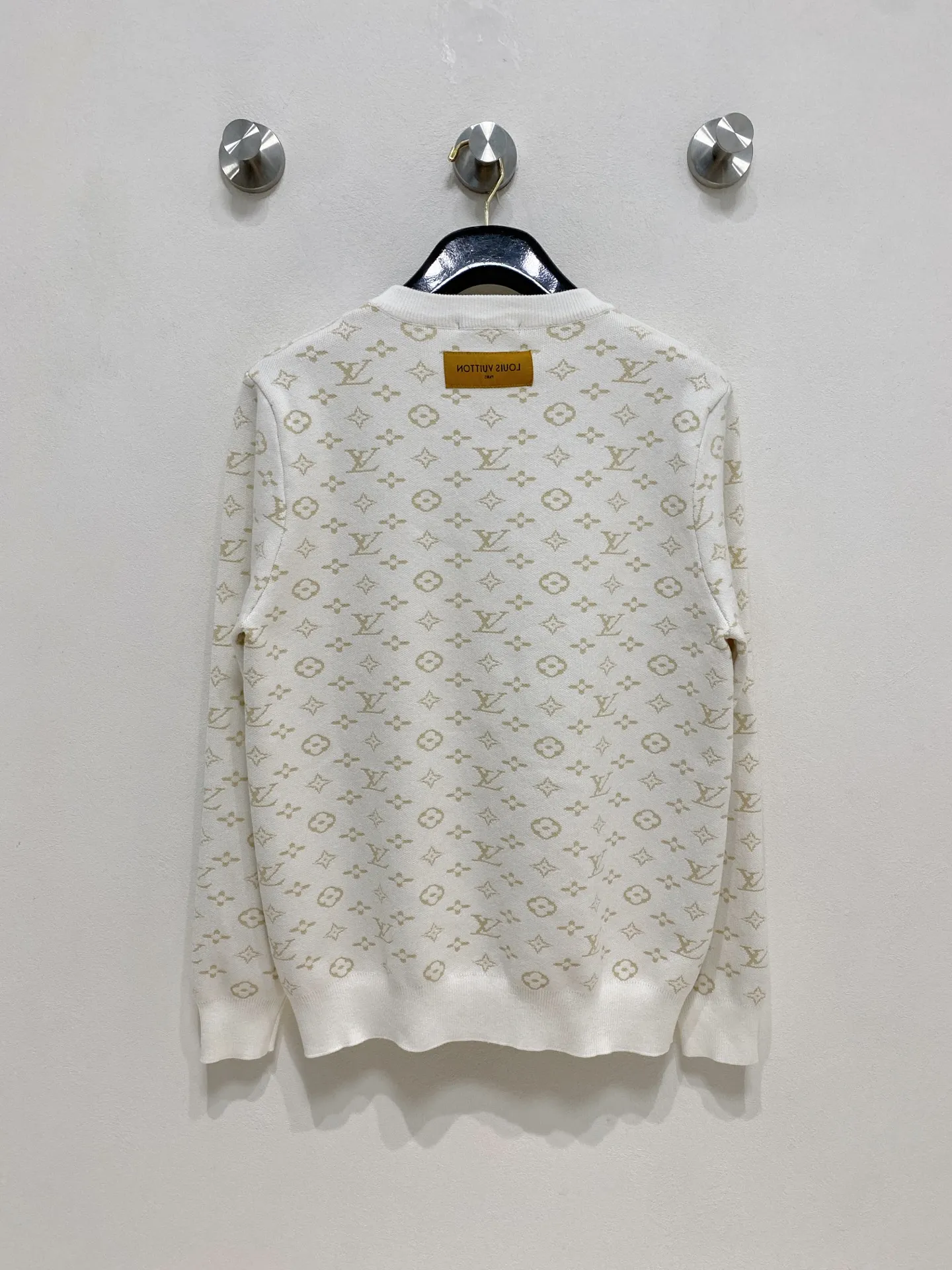 🅿️440 LV crew neck sweater, made of wool blended yarn, has good warmth retention, fluffy and soft, doubles skin care, giving you a lightweight wearing experience. High-quality natural fibers ensure high-quality life. The whole piece adopts solid color single-sided craftsmanship, leaving loose space when fit, solid color plain weave, neat texture, solid color design, durable and high-end. The half-high collar zipper design is meticulous in workmanship, fashionable and versatile. The back shoulder design is simple and comfortable. At the same time, the use of counter-stitch connection highlights the quality in the details, making the temperament more low-key, restrained, calm and stylish, and better showing the clean and tidy side of successful men. The collar, cuffs, and hem are made of dense rib weaving, which is tight and elastic, not easy to deform, and highlights the details and texture. Whether worn alone or layered, it can not only give you a warm feeling, but also give you a sophisticated sense of fashion.      Size: M-XXXL